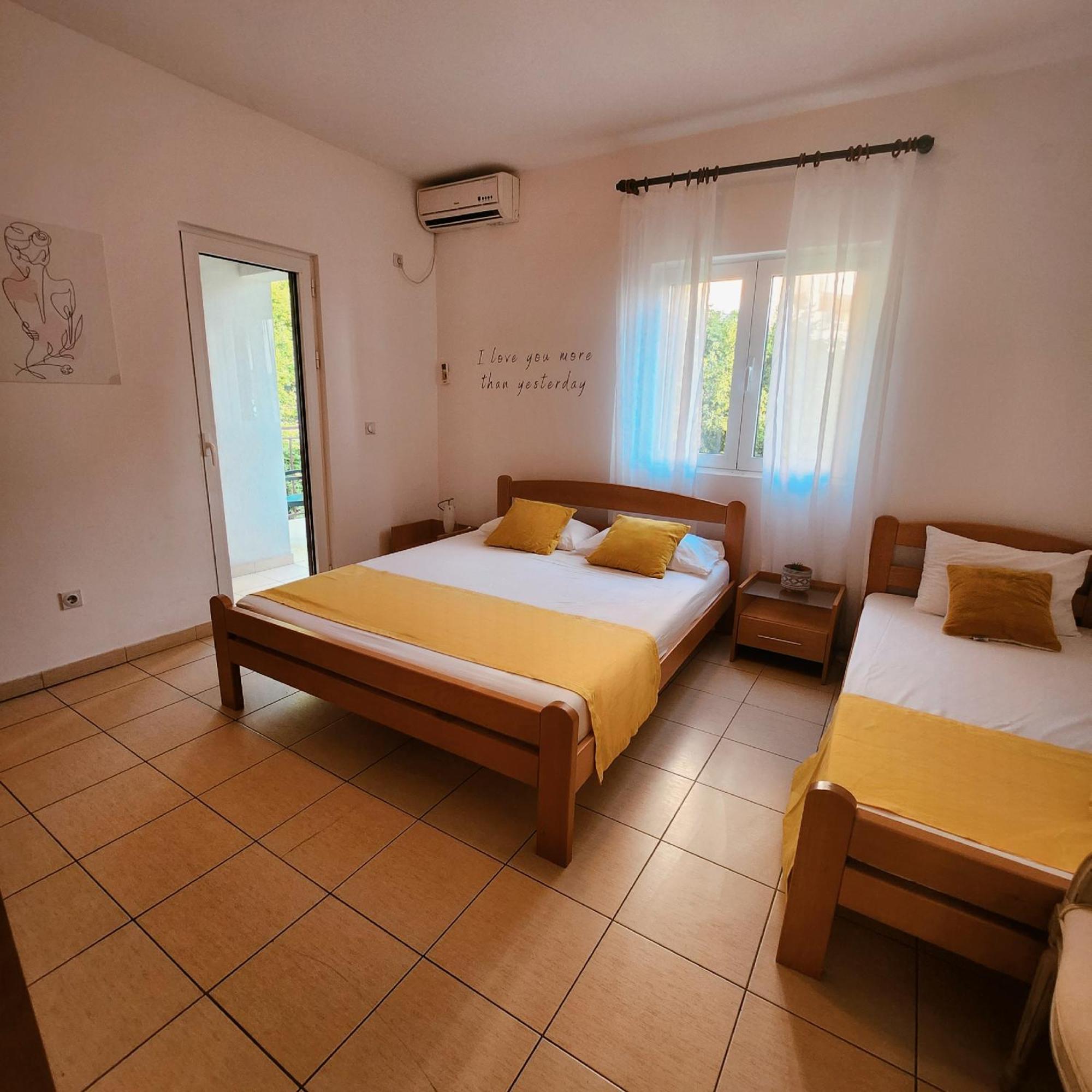 רפאלוביץ' Bela Kuca Studio Apartments-Na Korak Do Mora-A Step To The Sea מראה חיצוני תמונה